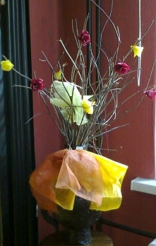 wazon (niestety przysłonięty) zrobiony z balona, opakowań po jogurtach i masy papierowej