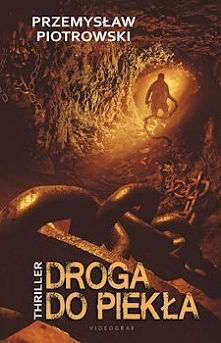 Przemysław Piotrowski, w swoim własnym stylu wyprowadza odbiorcę na manowce. Obiecuję wycieczkę w zaświaty, jednak zamiast tego, oferuje podróż w głąb ludzkiej psychiki oraz spo...