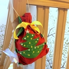 Ciekawy pomysł na opakowanie prezentów! Worek z filcu, zapraszamy po nasze DIY!