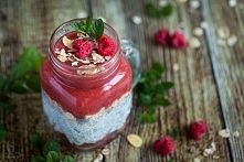 Pudding z nasionami chia i musem truskawkowym

Składniki: 2 łyżeczki nasion chia, mała puszka mleka kokosowego, garść truskawek (mogą być mrożone), 1,5 łyżeczki miodu.

Przygoto...