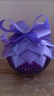 Piękne bombki choinkowe na sprzedaż w cenie 25 zł. Średnica bombki to około 12cm z ozdobami. Wspaniale prezentują się na świątecznym drzewku i mienią się przy lampkach choinkowy...