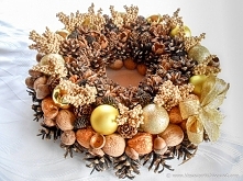 Choinka i wianki wykonane z naturalnych surowców, z przewagą szyszki sosnowej oraz inne dodatki: orzechy, żołędzie, szyszki bukowe, szyszki z olszyny itp.