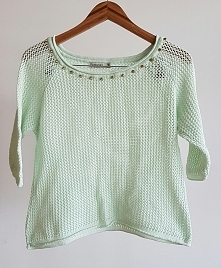 Miętowy sweterek-narzutka z ćwiekami. Rozmiar uniwersalny.