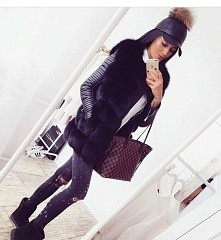 najmodniejsze tej zimy czapki z daszkiem z naturalnym pomponem