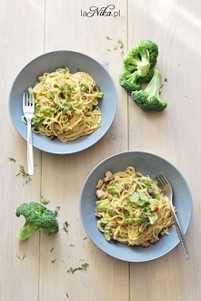 Składniki

Ilość porcji: 2

    150 g makaronu penne
    200 g łososia
    20 g masła
    200 g mrożonego groszku
    Szczypiorek
    100 g jogurtu naturalnego
    Sól i pieprz ...