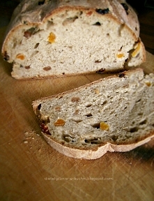 Pszenno żytni chleb na zakwasie z rodzynkami i suszonymi morelami