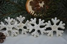 Śniegowe gwiazdki z masy solnej do dekoracji stołu, prezentów itp