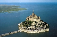 Opactwo Mont-Saint Michel, Francja.Mont-Saint Michel to nie zamek, lecz niezwykłe opactwo i miasteczko u brzegów Normandii. Nosząca miano „cudu Zachodu”, jedna z największych at...