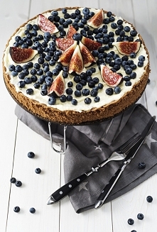 PEŁNOZIARNISTA TARTA Z FIGAMI I BORÓWKAMI