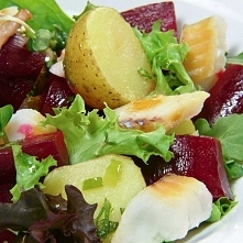 Sałatka z ziemniaków, buraków i ryby
