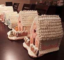 christmas gingerbread house IG: @blondies.baking