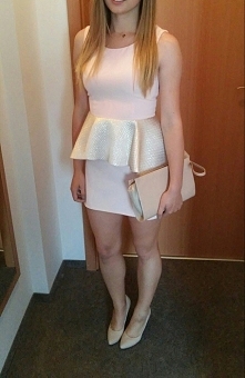 Sukienka jak nowa - załozona tylko raz, wyprana w pralni, nie ma najmniejszych sladów użytkowania. 
Kupiona za 190zł, sprzedam za 75 - mogę wystawić na jakimś portalu. 
Idealna ...