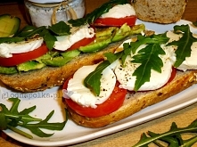 KANAPKA Z RUKOLĄ, MOZZARELLĄ i POMIDORAMI - przepis na glodnapolka.pl, po kliknięciu w zdjęcie.