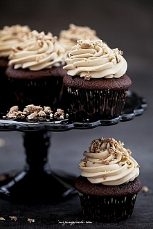 Babeczki kawowo - chałwowe


Składniki na około 12 - 14 babeczek:

    140 g mąki pszennej tortowej
    30 g kakao
    3 łyżki kawy rozpuszczalnej w proszku
    pół łyżeczki pro...