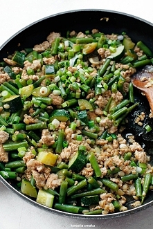 Kaszotto z fasolą szparagową

Składniki
2 porcje

    3 łyżki oliwy extra vergine
    1/3 szklanki kaszy pęczak
    1 cebula
    1 łyżeczka suszonego oregano
    200 g piersi in...