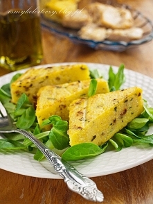 Polenta z suszonymi pomidorami i dymką.