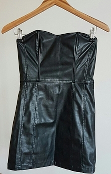 Skórzana mała czarna firmy ...