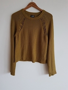 Musztardowy sweter z dziurami. Rozmiar M/L.