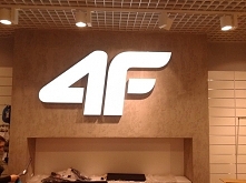 Logotyp 4f przestrzenny