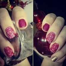 Nowa inspiracja świąteczna z użyciem czerwieni i bieli oraz lakieru cukrowego Sally Hansen. Wzorek za pomocą stempla oczywiście :) 
ho.ho.ho święta tuż tuż...