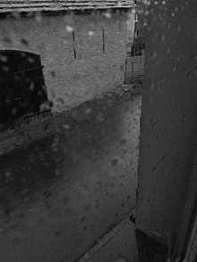 za oknem deszcz, a ona ona u mnie jest.