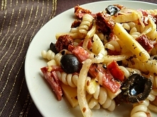 Sałatka z salami i suszonymi pomidorami. Przepis po kliknięciu w zdjęcie.