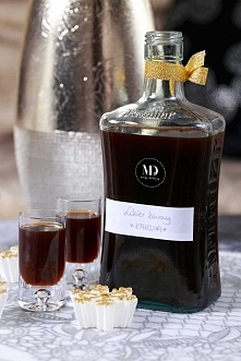 Domowy likier kawowy bez mleka lub śmietanki. Czarny likier kawowy. Domowa Kahlua. Likier można pić samodzielnie lub używać jako składnik wielu drinków. Domowy likier kawowy moż...