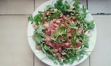 sałatka z rukoli i ciecierzycy