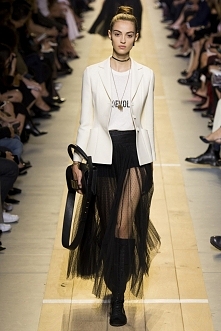 SPRING 2017 READY-TO-WEAR
Christian Dior