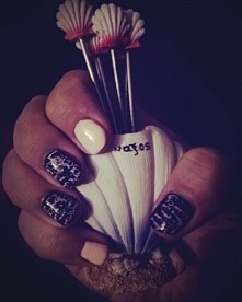 Paznokcie hybrydowe na naturalnej płytce. fiolet semilac, beż Provocateur.
Wzorek za pomocą stempla.