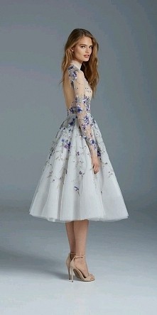 Kwiecista sukienka bez pleców