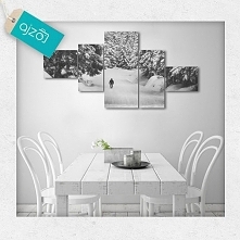 Ośnieżony las w górach. Dekoracja  z przyjemnym dla oka motywem, idealna do jasnych pomieszczeń.