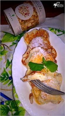 Delikatne serniczkowo jogurtowe placuszki z suszonymi jabłkami