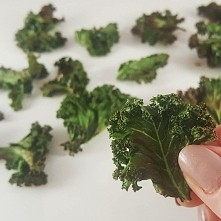 A kiedy masz ochotę na coś słonego i chrupiącego... zrób chipsy z jarmużu! 