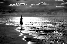 Nazywam się cisza i noszę pustynne stroje, 
W tym nocnym zgiełku utopie się za nas dwoje.
przewrotna szybkość we mnie tonie.
Ja wiem, że mogę zwolnić, ale po co ? 
Samotna wyspa...