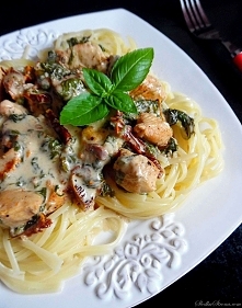 Makaron ze Szpinakiem, Suszonymi Pomidorami i Kurczakiem w Łagodnym Sosie Śmietanowym