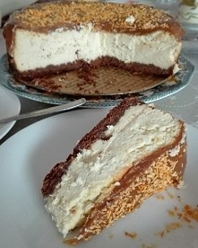 Sernik bananowy na spodzie z ciasteczek z polewą krówkową. Pycha!