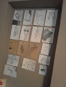 bo rysunki ukryte w segregatorze tracą swoje piękno ^^ 

tylko problem, że na ścianie zaczyna miejsca brakować :/