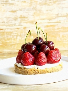 CIASTKO URODZINOWE BARDZO OWOCOWE