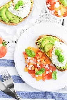 Tosty z awokado, jajkiem w koszulce i salsą pomidorową - idealne śniadanie!