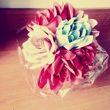Własnoręcznie wykonany prezent na dzień babci - bukiet z papierowych róż :-D