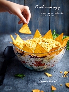 warstwowa sałaka z nachosami:
Składniki:
500 g mięsa mielonego (użyłam piersi z kurczaka)
500 g pieczarek
4 pomidory
4 łyżki koncentratu pomidorowego
1/2 główki sałaty lodowej l...