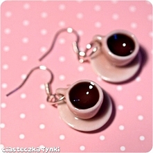 różowe filiżanki z kawą