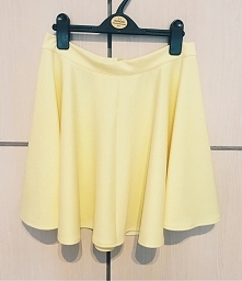 Żółta spódniczka w idealnym stanie - ani razu nie noszona. Bardzo ładnie układa się na ciele. Lekka, rozkloszowana i w pięknym kolorze. Po prostu idealna na lato. Gorąco polecam...