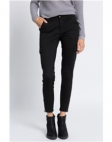 Warto wykorzystać wyprzedaże przed nadejściem nowego sezonu i postawić na coś klasycznego np. jeansy rurki Medicine za 39,90zł!