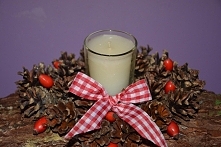 dekoracja z szyszek na korze-MM