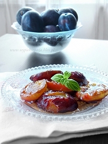 grillowane śliwki w rumie, z miosem i cynamonem