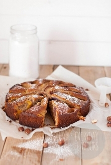 INTENSYWNIE ORZECHOWE CIASTO Z MIODEM I NEKTARYNKAMI.