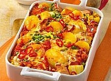 pikantna zapiekanka z ziemniaków . 
200 g mrożonego groszku
1 kg ziemniaków
1 średniej wielkości cebula
1 ząbek czosnku
2 łyżki oleju
1 łyżeczka cukru
1 łyżeczka chili
Puszka po...