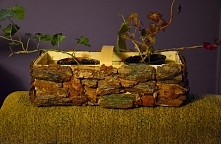 osłonka na kwiaty(koszyk po truskawkach plus kora na gorący klej)